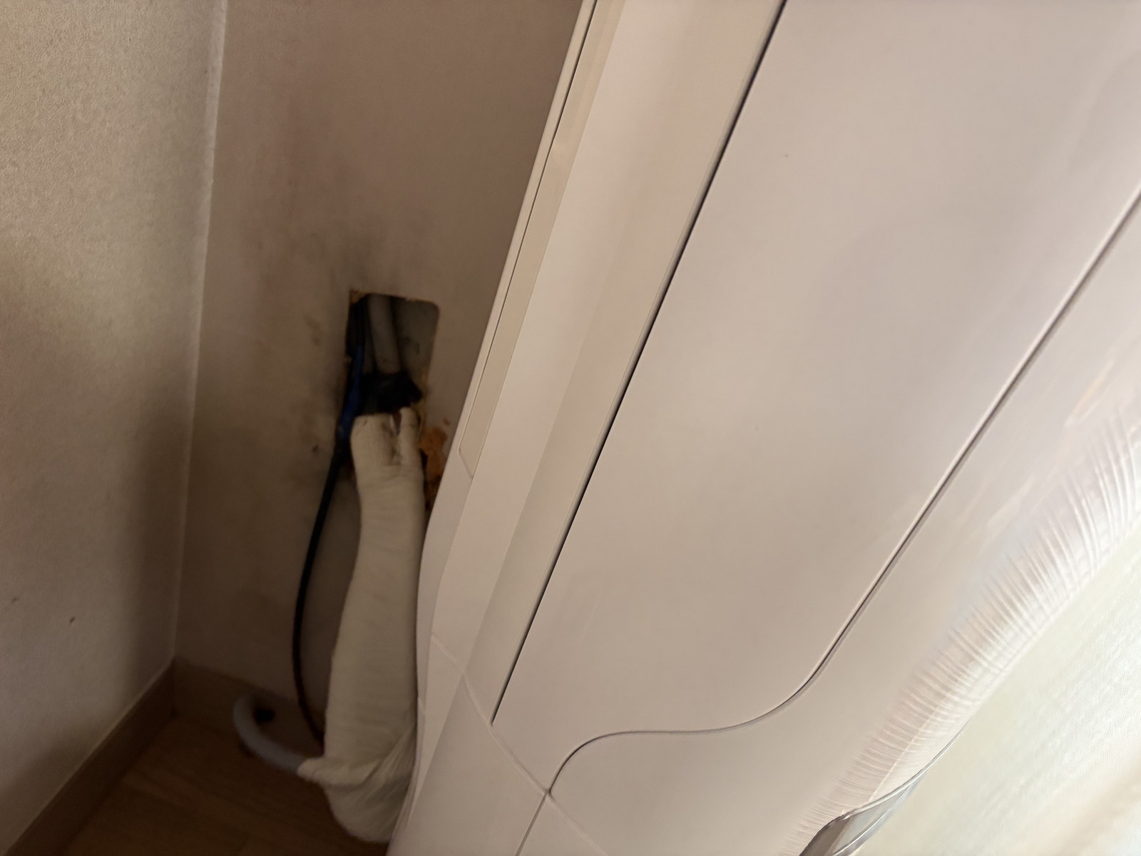 에어컨 배관 구멍 주변 벽 누수 얼룩