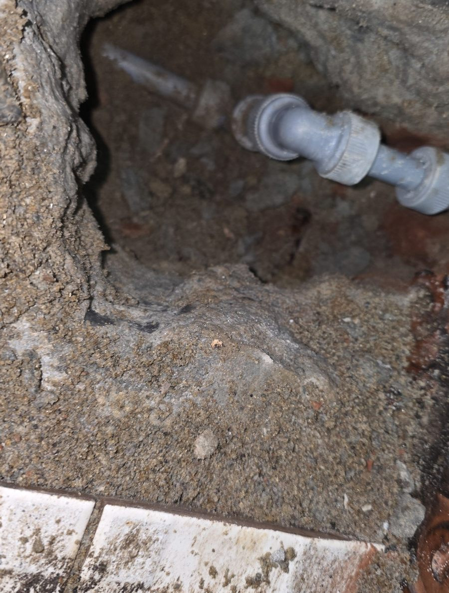 누수 지점 부분 파쇄 후 드러난 배관