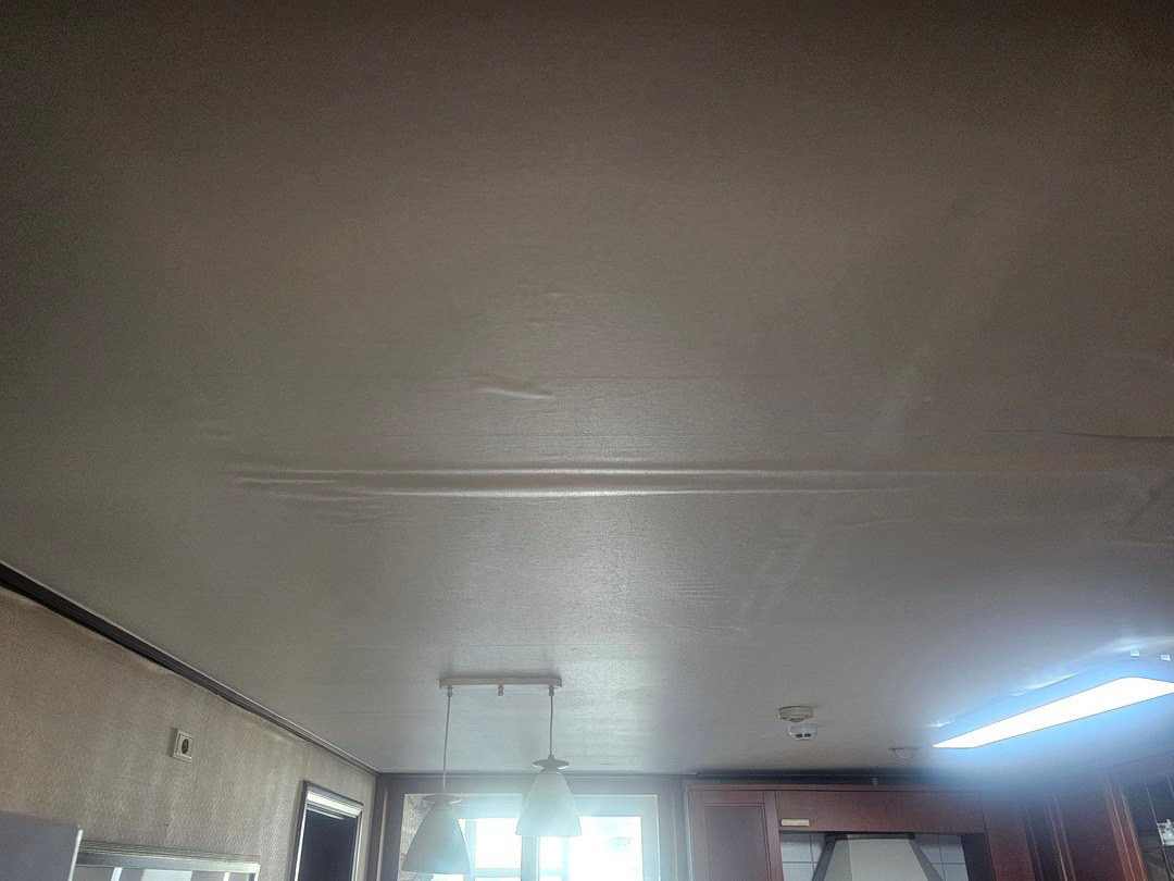 주방 천장 마감과 조명 주변