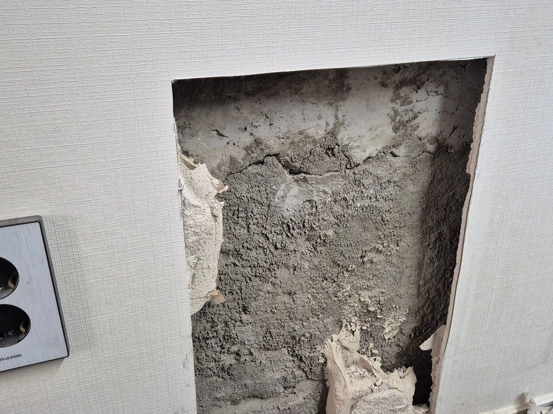 가양동 벽 타일 누수 공사로 사각형으로 연 벽면