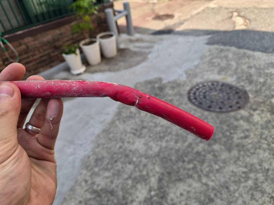 배관 한쪽이 눌려 꺾인 자국