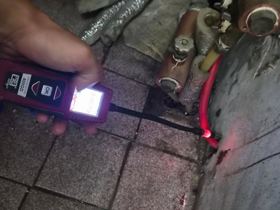 배관이 지나는 바닥 모서리를 탐지 장비로 확인하는 모습