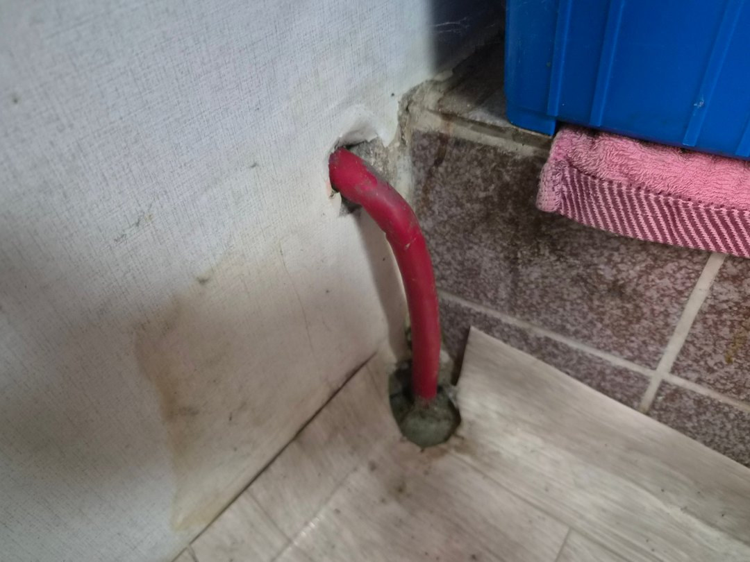 옥수동 다용도실 바닥 물이 고이는 모서리와 배관