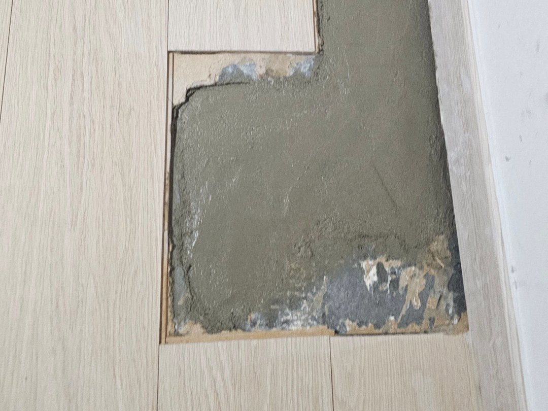 계단 모양으로 걷어 낸 마루와 메운 바닥